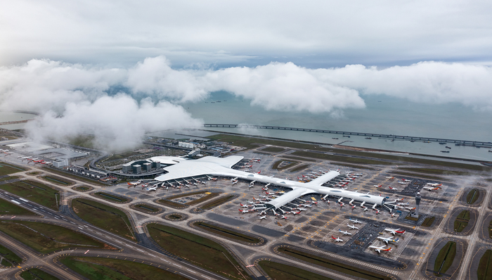 郑智化自称“连滚带爬登机”后，深圳机场增人力、试点设备