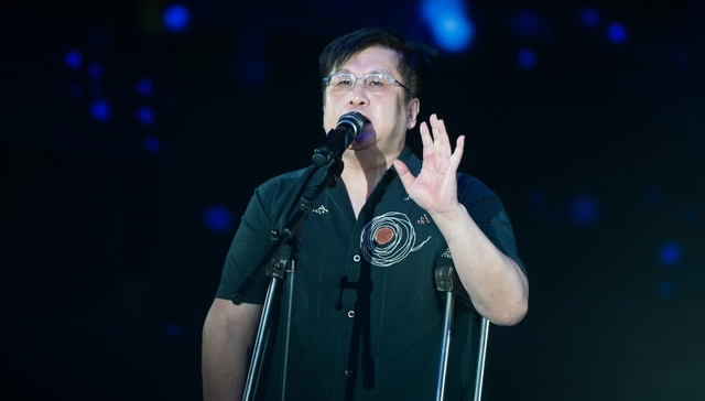 深圳机场发布服务整改措施后，郑智化为“连滚带爬”用词不当道歉