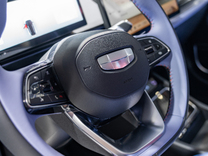 对阵华为比亚迪，李书福打出一张新牌