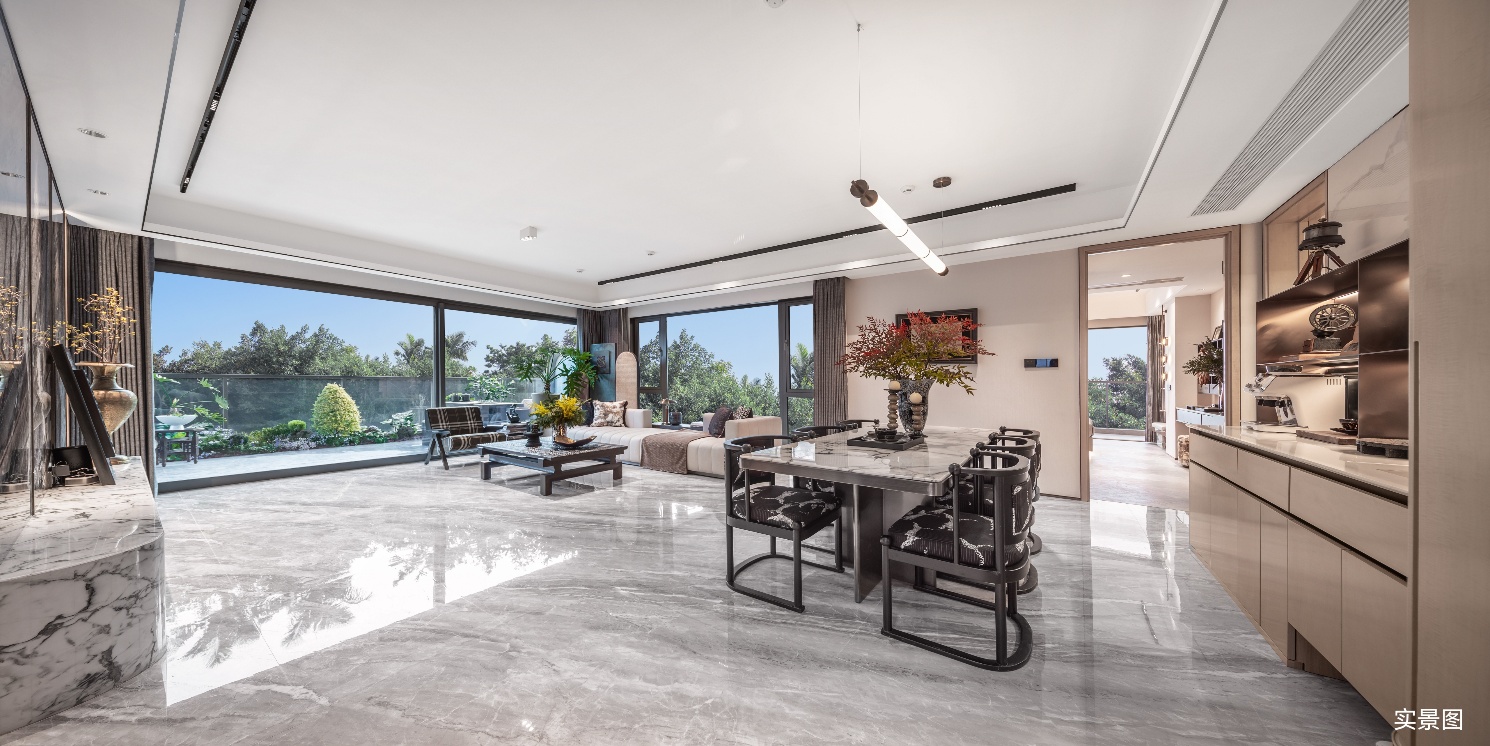 房间里有桌子和椅子AI 生成的内容可能不正确。