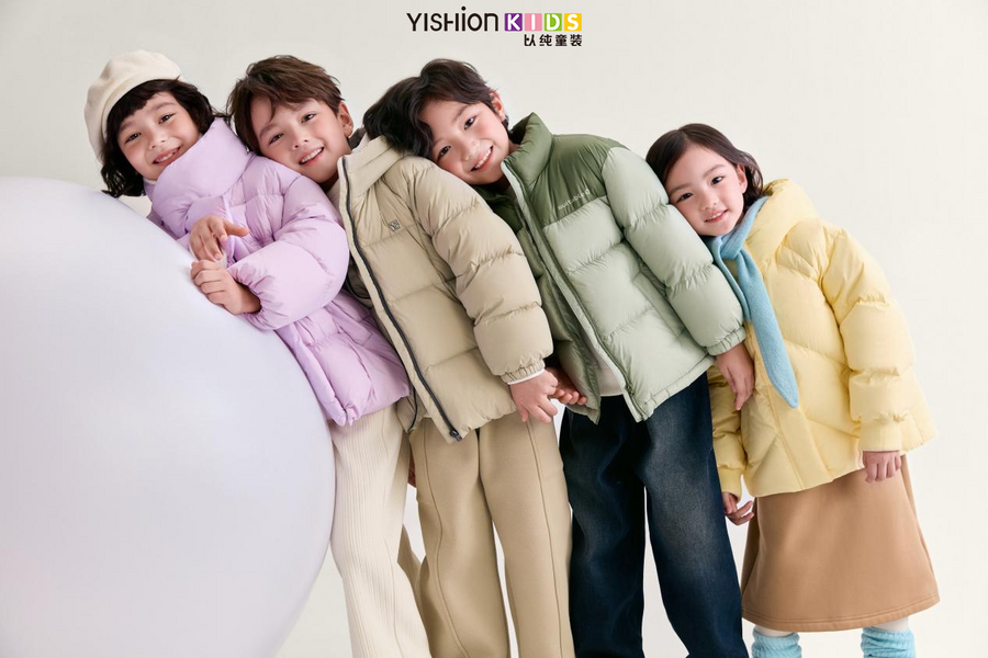 一群男人和女人站在一起AI 生成的内容可能不正确。