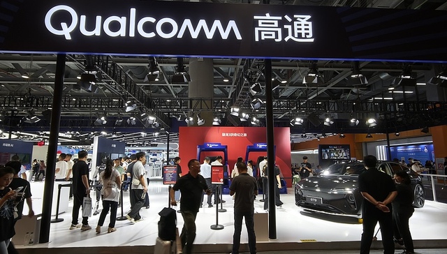 盘前机会前瞻|高通入局AI芯片股价大涨！这几家公司在芯片和光模块领域与高通深度合作值得关注（附概念股）