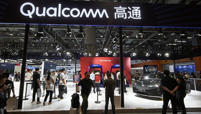 盘前机会前瞻|高通入局AI芯片股价大涨！这几家公司在芯片和光模块领域与高通深度合作值得关注（附概念股）