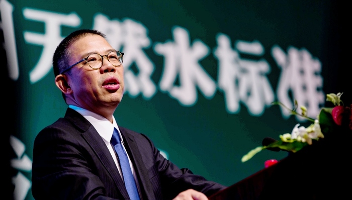 钟睒睒以5300亿身价再度登顶中国首富，雷军时隔十年重回前五