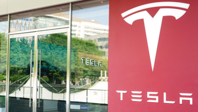 杨天真称特斯拉打不开车门，客服：系统更新中建议不要动车