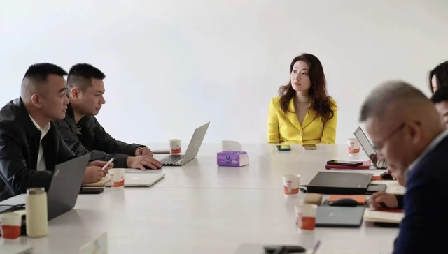 宗馥莉公开现身部署工作，职务为宏胜集团总裁