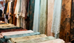 这届00后，去市场淘布做“高定”