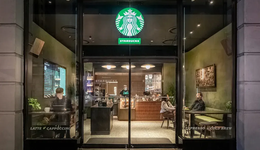 星巴克2025財(cái)年業(yè)績(jī)出爐：在華重回增長(zhǎng)軌道，中國(guó)業(yè)務(wù)潛在股權(quán)出售將帶來(lái)“三重價(jià)值”