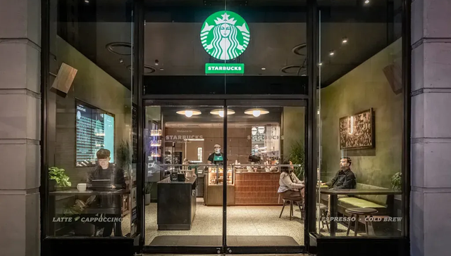 星巴克2025财年业绩出炉：在华重回增长轨道，中国业务潜在股权出售将带来“三重价值”