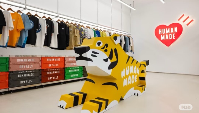 卖衣服的都该来取取经，有个潮牌这时候还能IPO