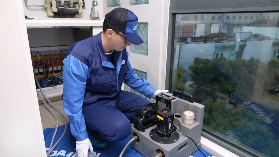 图片包含 人, 男人, 年轻, 窗户AI 生成的内容可能不正确。