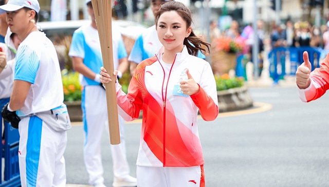 火炬手陈丹娜澳门站火炬传递 立白以“洁净之力”护航十五运会