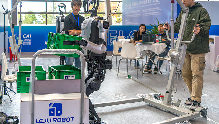 盘前机会前瞻|全球首个5G-A人形机器人亮相！机构看好产业向上趋势，这几家公司在该领域深度布局值得关注（附概念股）