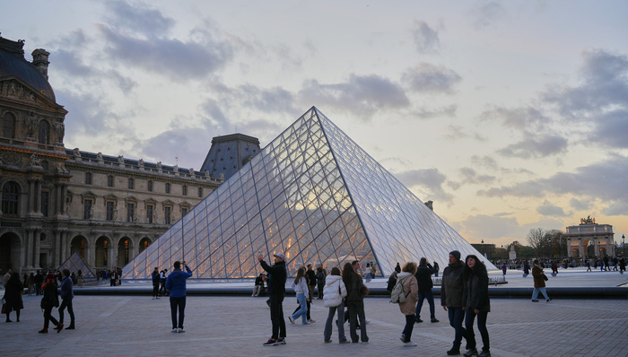 7名嫌犯均来自社会底层，法国官方罕见承认长期低估卢浮宫失窃风险