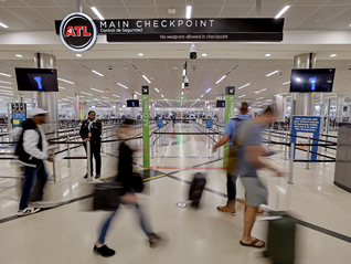 美国政府停摆影响超320万名旅客，交通部长警告可能关闭航空系统