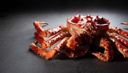 南京大学后勤通报食堂供应“999元帝王蟹”：餐饮企业已对菜式进行调整