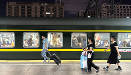 高鐵里程直逼5萬公里，時(shí)代還需要綠皮火車嗎？