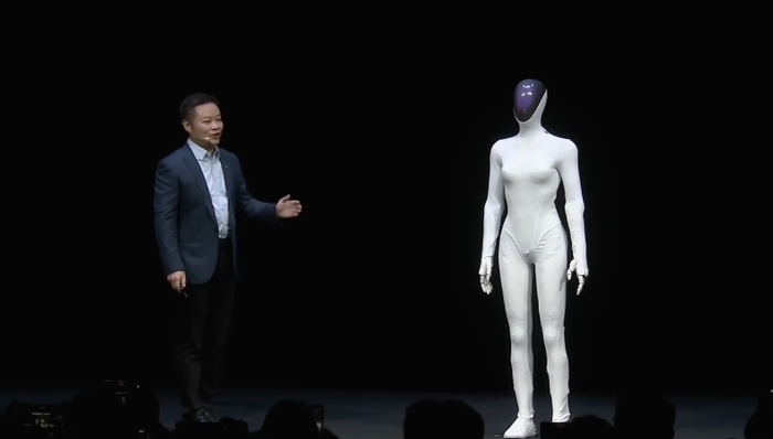 女机器人被质疑藏真人，何小鹏视频回应后公司股价拉升
