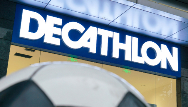 男子误将透气孔当口袋导致手机丢失，迪卡侬客服回应：会持续跟进