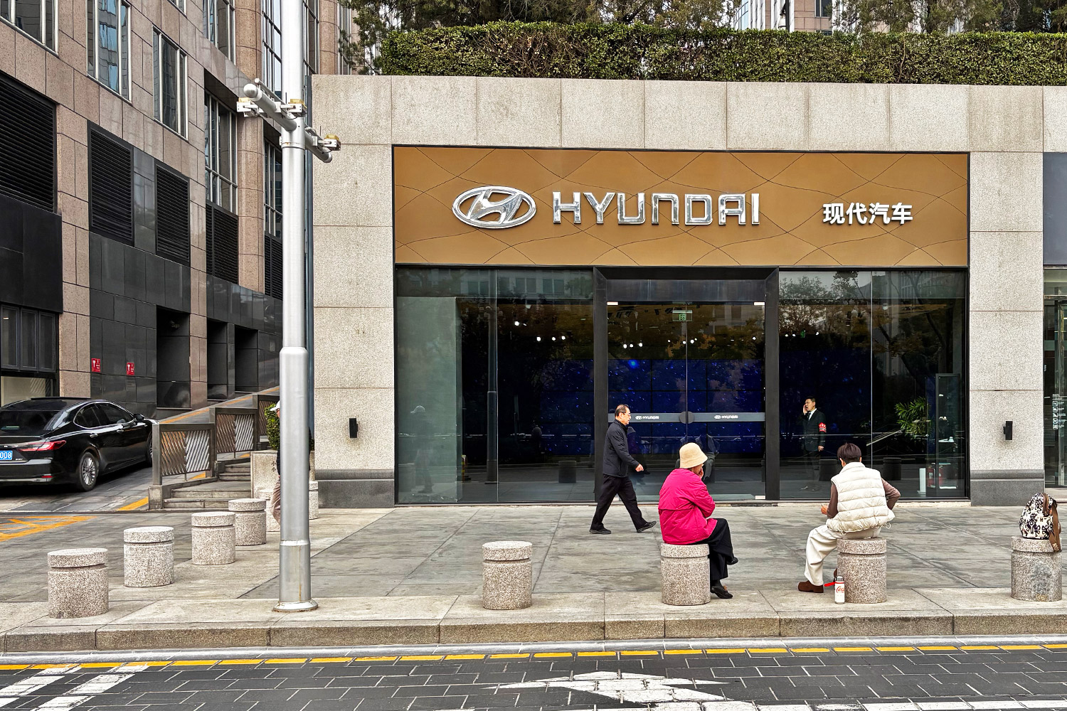 位于北京核心商圈的现代汽车门店。图片拍摄/葛成