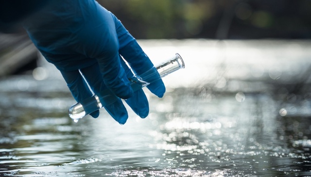 重庆长江支流孝子河水体变黑发臭，官方通报：正排查污染源头