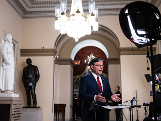 为结束停摆迈出关键一步！美参议院投票通过临时拨款法案