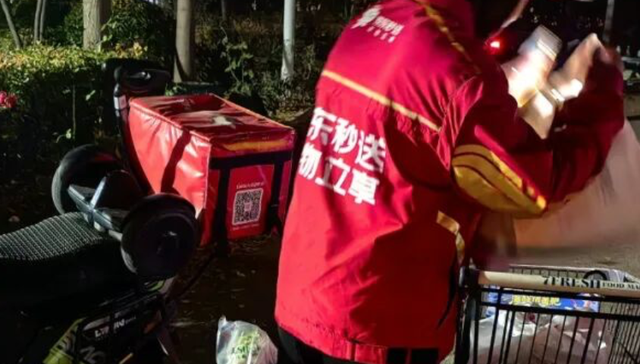 骑手抢单来不及吃饭，即时零售的火真烧起来了？