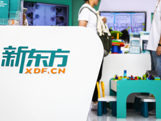 俞敏洪在南极旅游发全员信引争议，有新东方员工称“无法共情”