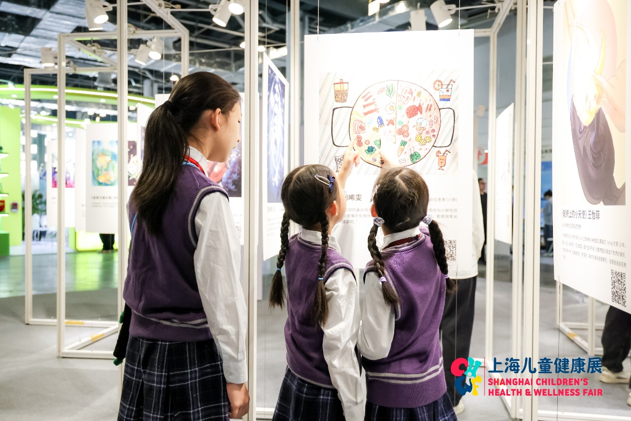 图片包含 人, 建筑, 站, 女人AI 生成的内容可能不正确。