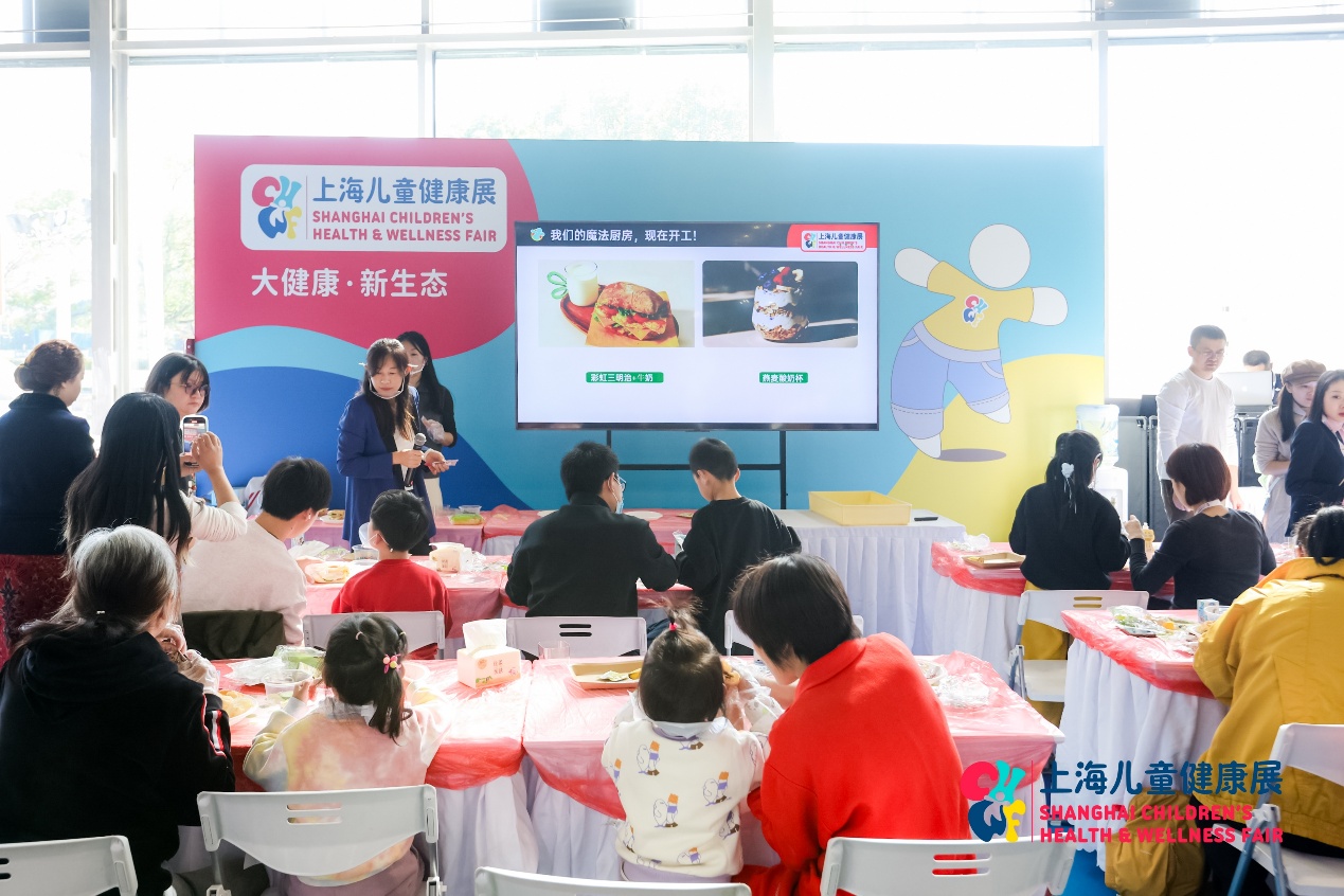 一群人在餐厅里AI 生成的内容可能不正确。