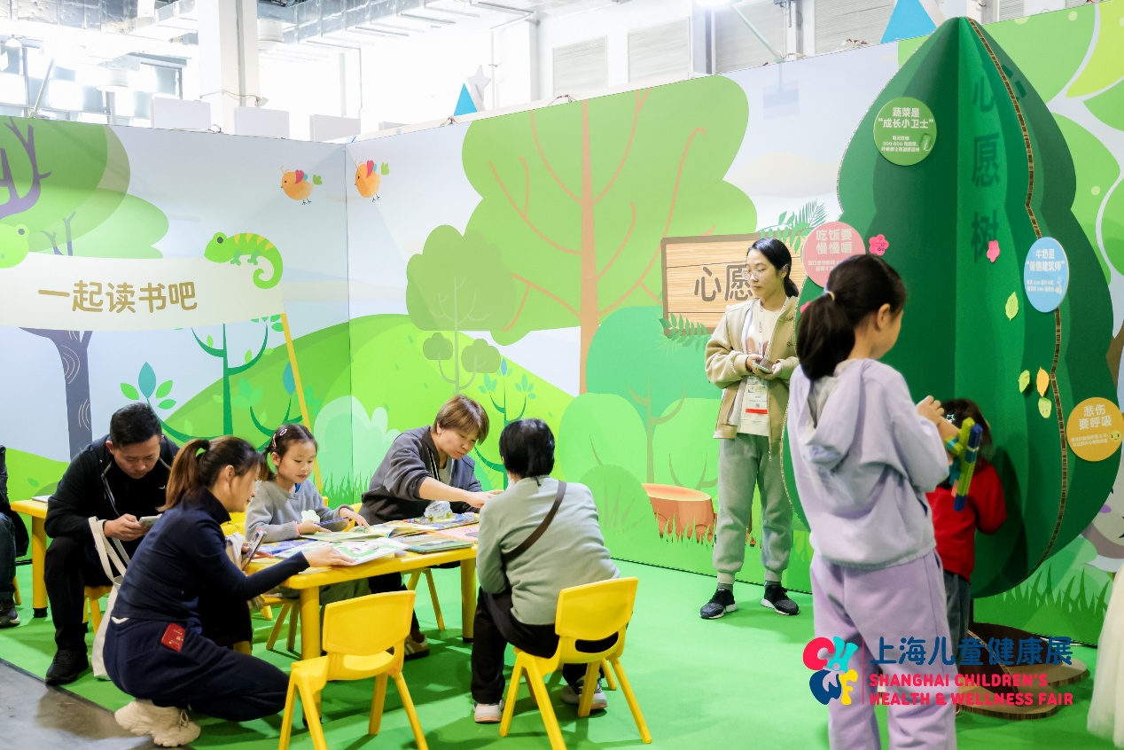 图片包含 人, 室内, 小孩, 卧室AI 生成的内容可能不正确。