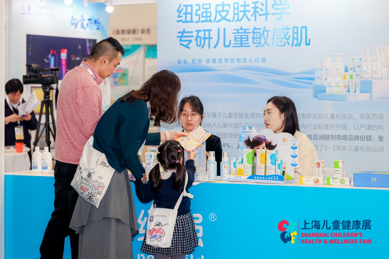 一群人正在聊天AI 生成的内容可能不正确。