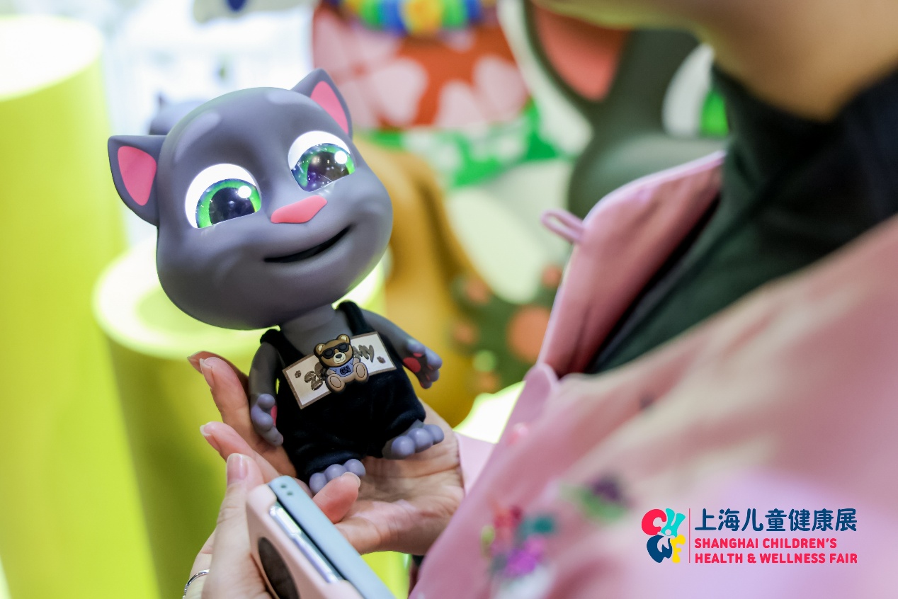 人手里拿着玩具AI 生成的内容可能不正确。