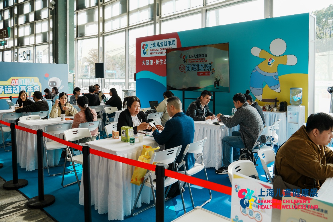 图片包含 建筑, 人, 室内, 桌子AI 生成的内容可能不正确。