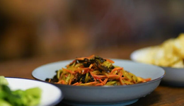 摆摊自救，餐厅上街抢生意