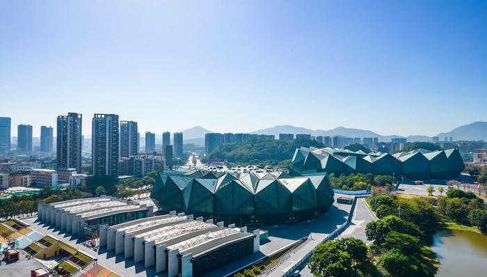 深圳龙岗全面推进“鸿蒙之区”建设：162个场景开放，百亿级投资启动