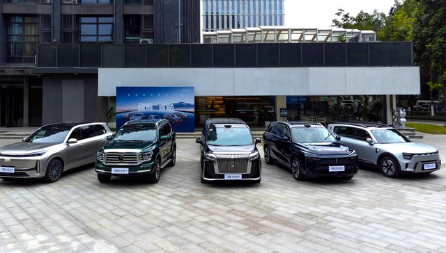 元戎启行即将上线Robotaxi，率先落地深圳和无锡