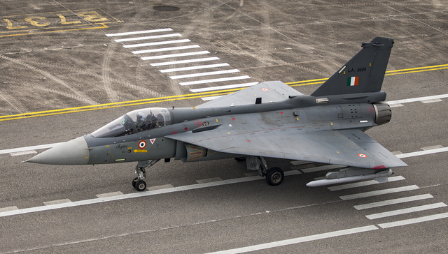 印度国产“光辉”战机在航展表演中坠毁，4天前曾发生液体泄漏