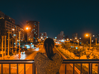 见过很多人、经历很多事，我站在闹市街头依然倍感孤独｜一周新书推荐