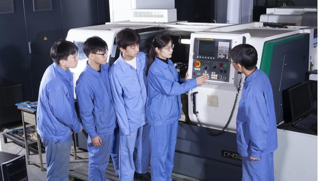 中国东方教育样本：当本科生“回炉”，技能教育进入价值重估时代