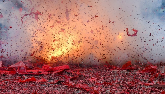 地方新闻精选 | 安徽亳州销毁烟花爆竹致4人受伤 湖南双峰通报恋人结婚前日先后坠亡