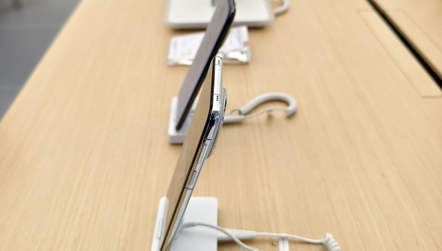 Smartphone makers retreat from 'Air' models as ultra-thin phones disappoint