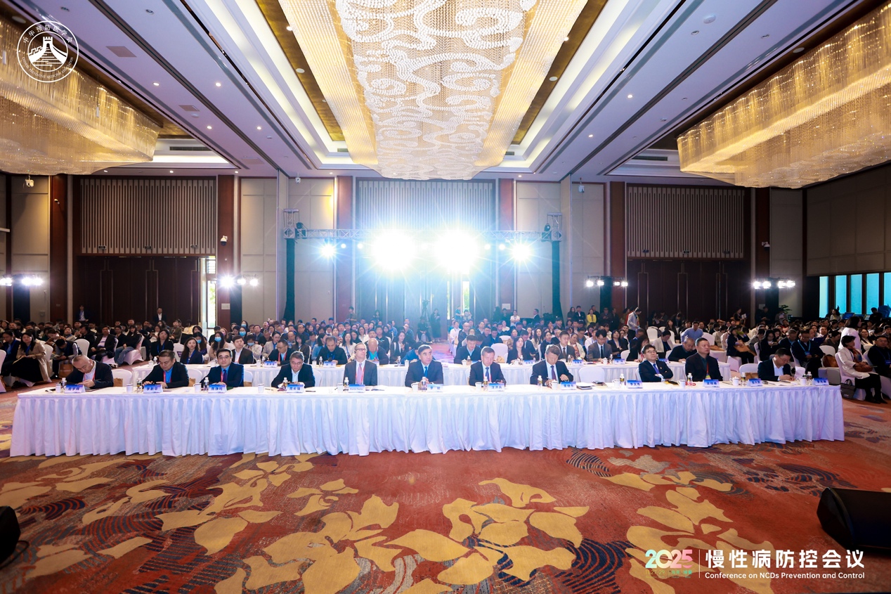 图片包含 室内, 天花板, 桌子, 大描述已自动生成