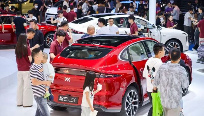 电厂 | 增程车遭遇双面夹击：不仅纯电车卖得好，燃油车也“复苏”了