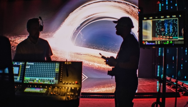 输给Netflix后仍不死心，派拉蒙提出千亿美元现金买下华纳集团