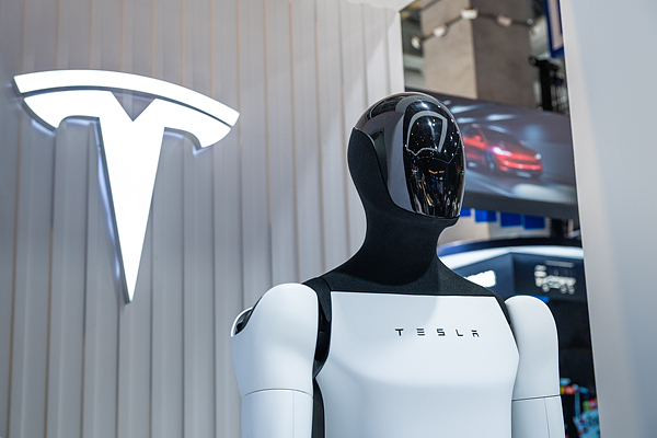 特斯拉机器人摔倒前做出“摘头显”动作被疑受远程操控，马斯克曾称其由AI驱动、非遥控