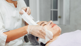 市值蒸发千亿，“玻尿酸女王”也不赚钱了？