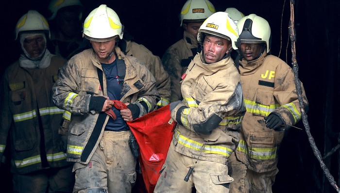 或由无人机电池短路引发，印尼一商场大火已致22人遇难