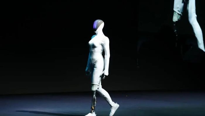 芯片、机器人、AI眼镜，造车新势力要讲新故事 | 电厂