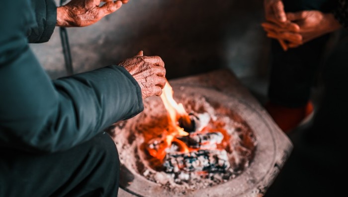 应急管理部：今冬寒潮强降温事件频繁，使用“土暖气”取暖需加强通风